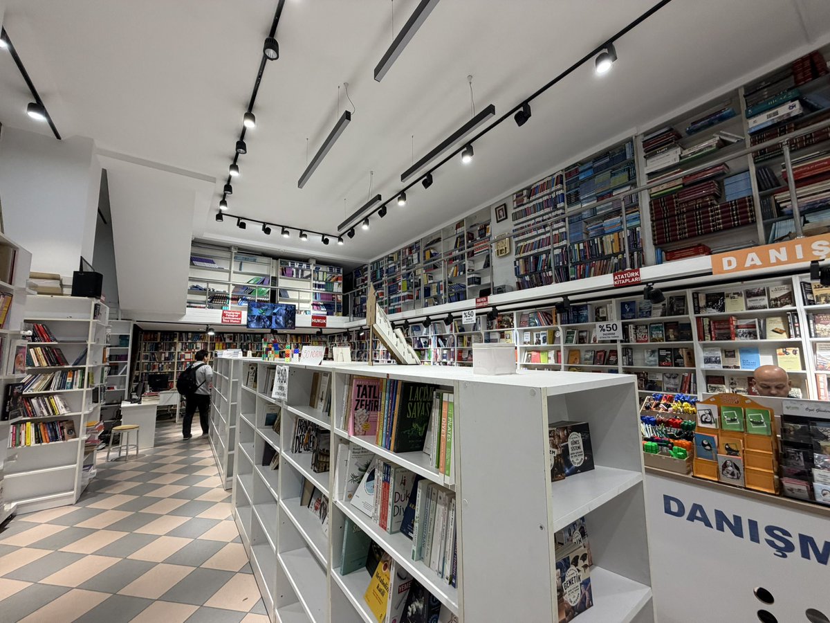 Ankaranın en eski kitabevlerinden birisi olan Turhan Kitabevi de kapanıyor. Kent yaşamından bir nokta belleğimizden bir yer daha eksiliyor. Gimat’ta yayınevi olarak devam edeceklermiş.Yüksel Caddesi ile Konur Sokak köşesinde yıllarca sokağın mücadelesinin tanıklarından  biriydi.