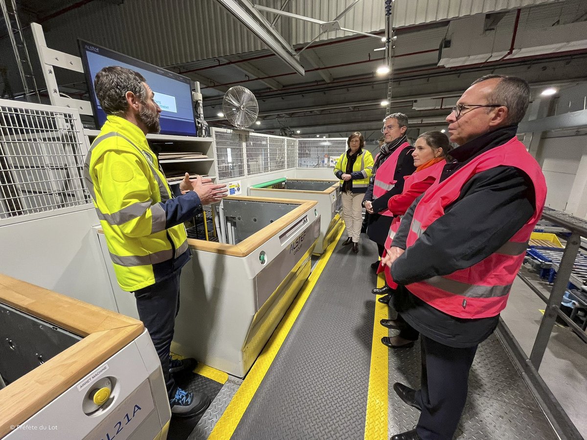 PrefetOccitanie's tweet photo. #SemaineDeLIndustrie | Une industrie qui se développe et qui recrute en #Occitanie

🔩À l'occasion de la 14ᵉ édition de la Semaine de l’industrie, Pierre-André Durand, @PrefetOccitanie, s’est rendu dans le #Lot en présence de Claire Raulin, @Prefet46 chez : 
✅SNCF Réseau à Biars-sur-Cère, disposant d’une nouvelle unité d’imprégnation de traverses
✅Andros à Biars-sur-Cère, acteur majeur de l’industrie agroalimentaire
✅Thiot Ingénierie à Puybrun, spécialisée dans les études techniques de la physique des chocs

Ce déplacement a été l'occasion de rappeler une nouvelle fois la vitalité de la région en matière d’industrie & de promouvoir les formations industrielles, préparant aux métiers d'avenir qui dynamisent l'ensemble du territoire régional et offrant des perspectives variées.

💬 « L’industrie est un des piliers de l’économie occitane, avec plus de 220 000 emplois, et près de 20 000 emplois créés sur les 10 dernières années. Il s’agit d’un secteur d’avenir, qu'il importe de soutenir, dans une perspective de réindustrialisation initié par le chef de l’État. L'industrie aujourd'hui recrute et offre des perspectives de carrières diversifiées avec des niveaux de rémunérations attractifs, spécialement pour les jeunes. Je remercie l’ensemble des acteurs engagées dans cette 14e semaine de l’industrie, partout sur le territoire régional, à travers plus de 600 événements labellisés. » Pierre-André Durand