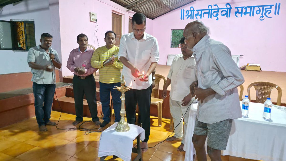 Yurialemao9's tweet image. Launched work of construction of shed, estimated to cost at Rs 22 lakhs, infront of Shree Satidevi Temple at Ambaulim in Cuncolim constituency. Sarpanch Devidas Deykar, Ganesh Gaonkar, Paroda panch member Shailesh Jotkar, Armine Peres and others were present on the occasion.