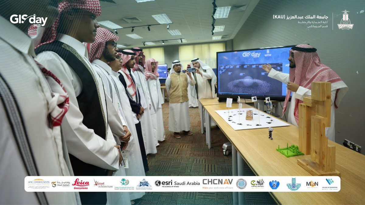 🎓✨
في GIS Day 2025 قدّمنا محاضرات وورش عمل ثرية فتحت آفاقًا جديدة في عالم الجيوماتكس… من الابتكار في التحليل المكاني إلى تطبيقات الخرائط الذكية.
يوم مُلهم صنعه شغف المعرفة! 🌍💡
#GISDAY2025 #KAU #عمارة_وتخطيط