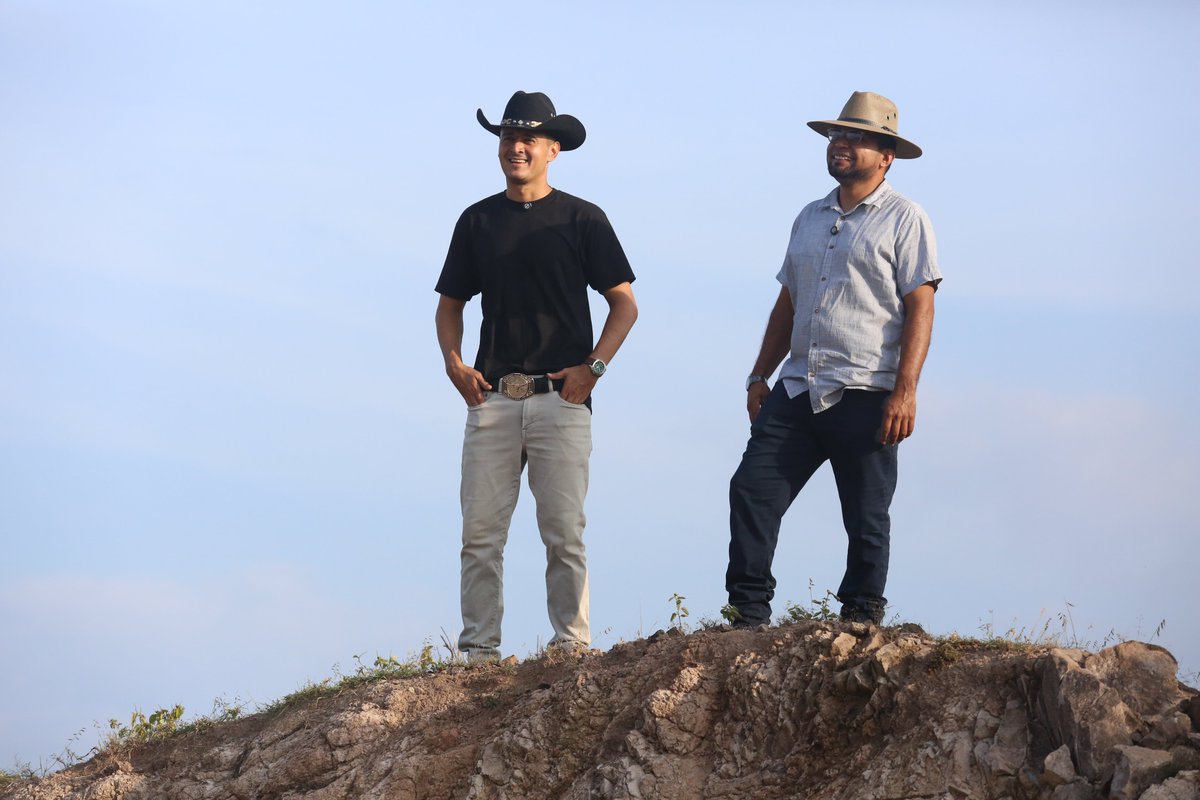 ESPECIAL | Kevin Carabantes pasa de los guantes al sombrero, de los gritos del Quiteño al mugido de 17 vacas en Chalatenango.

El capitán de FAS está construyendo su futuro a punta de ordeño, sacrificio y visión.

La nota completa.