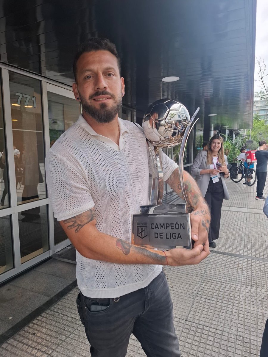 pablolamedica's tweet image. Convocaron a una reunión a los dirigentes de la Liga. Central llevó a Holan, Broun y Di María. Estaba todo cocinado de antemano. Y el resto de los dirigentes levantaron la mano como corderitos. Central festeja un campeonato sin ganar una final. Qué curioso todo.