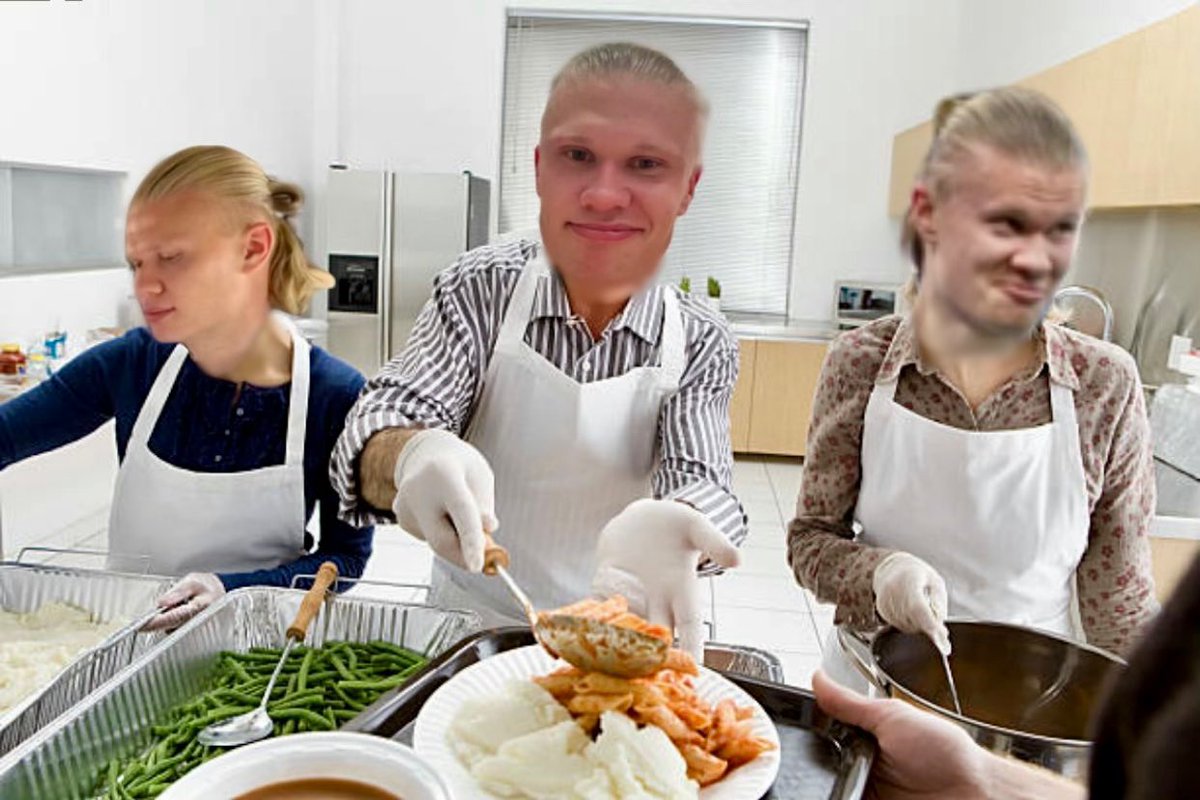 1aurarose's tweet image. 3 erling haaland’s helping out a soup kitchen