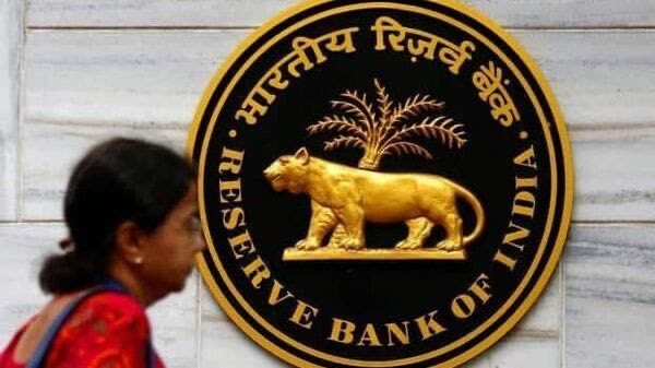 TechStoryin's tweet image. RBI Chief Sounds Alarm on #Crypto
RBI Governor Sanjay Malhotra cautions that cryptocurrencies &amp;amp; stablecoins pose “huge risk.” Their volatility and potential to undermine financial stability are major concerns.