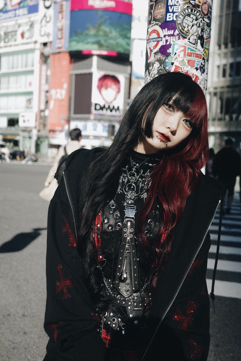 OregaRemon's tweet image. Re:もん（れもん）です🥀

頭半分こで派手ゴス女

こう見えてｱｲﾄﾞﾙ初めましてです🖤❕

一歩ずつ進むので、見守ってくれたら嬉しいナ👁️‍🗨️

#アイドル候補生　
#COMRIZEDsatellite 
#コムサテ