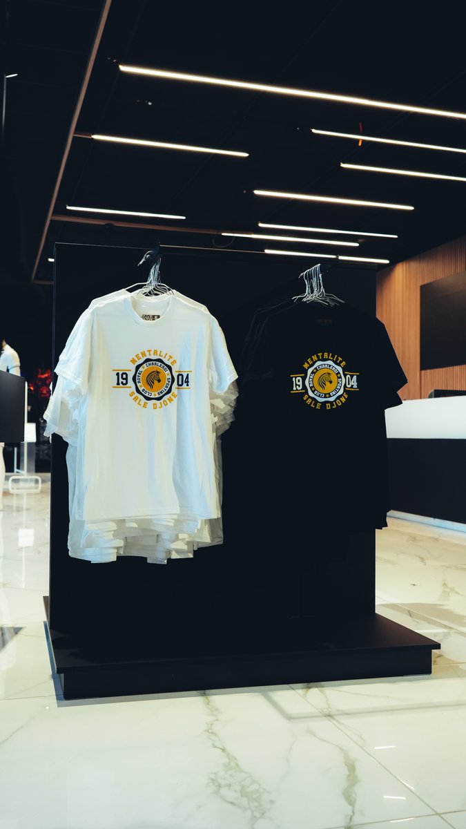 SportCharleroi's tweet image. 🆕 Découvrez la nouvelle collection 𝗦𝗽𝗼𝗿𝘁𝗶𝗻𝗴 𝗱𝗲 𝗖𝗵𝗮𝗿𝗹𝗲𝗿𝗼𝗶 𝘅 𝗧𝘀𝗵𝗶𝗿𝘁 𝗠𝗮𝗻𝗶𝗮, disponible dès maintenant à la boutique officielle et sur notre e-shop ! 🦓

🔗 urlz.fr/uXIn

#RCSC #NapoleonScore ⚫️⚪️