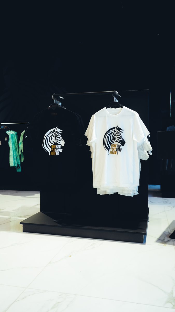 SportCharleroi's tweet image. 🆕 Découvrez la nouvelle collection 𝗦𝗽𝗼𝗿𝘁𝗶𝗻𝗴 𝗱𝗲 𝗖𝗵𝗮𝗿𝗹𝗲𝗿𝗼𝗶 𝘅 𝗧𝘀𝗵𝗶𝗿𝘁 𝗠𝗮𝗻𝗶𝗮, disponible dès maintenant à la boutique officielle et sur notre e-shop ! 🦓

🔗 urlz.fr/uXIn

#RCSC #NapoleonScore ⚫️⚪️