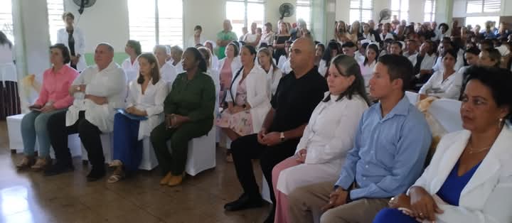 Gradúa 99 profesionales de la salud la Filial de Ciencias Médicas Tamara Bunque en #MoaPrimeraPorElTrabajo. Orgullo, compromiso y entrega distingue a este nuevo ejército de batas blancas.
#CubaSalva
#HolguinSi