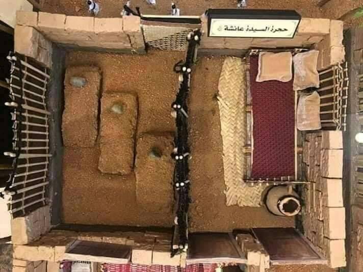 Resûlullah (s.a.v.)’in kabri önünde bir bedevinin şöyle dua ettiği rivayet edilir:

“… Yâ Rabbi!
Bu senin Habibin, 
ben de kulunum.
Şeytan da düşmanın.
Eğer beni bağışlarsan habibin sevinir, kulun kazanır, düşmanın üzülür.
Beni bağışlamazsan habibin üzülür, düşmanın sevinir,