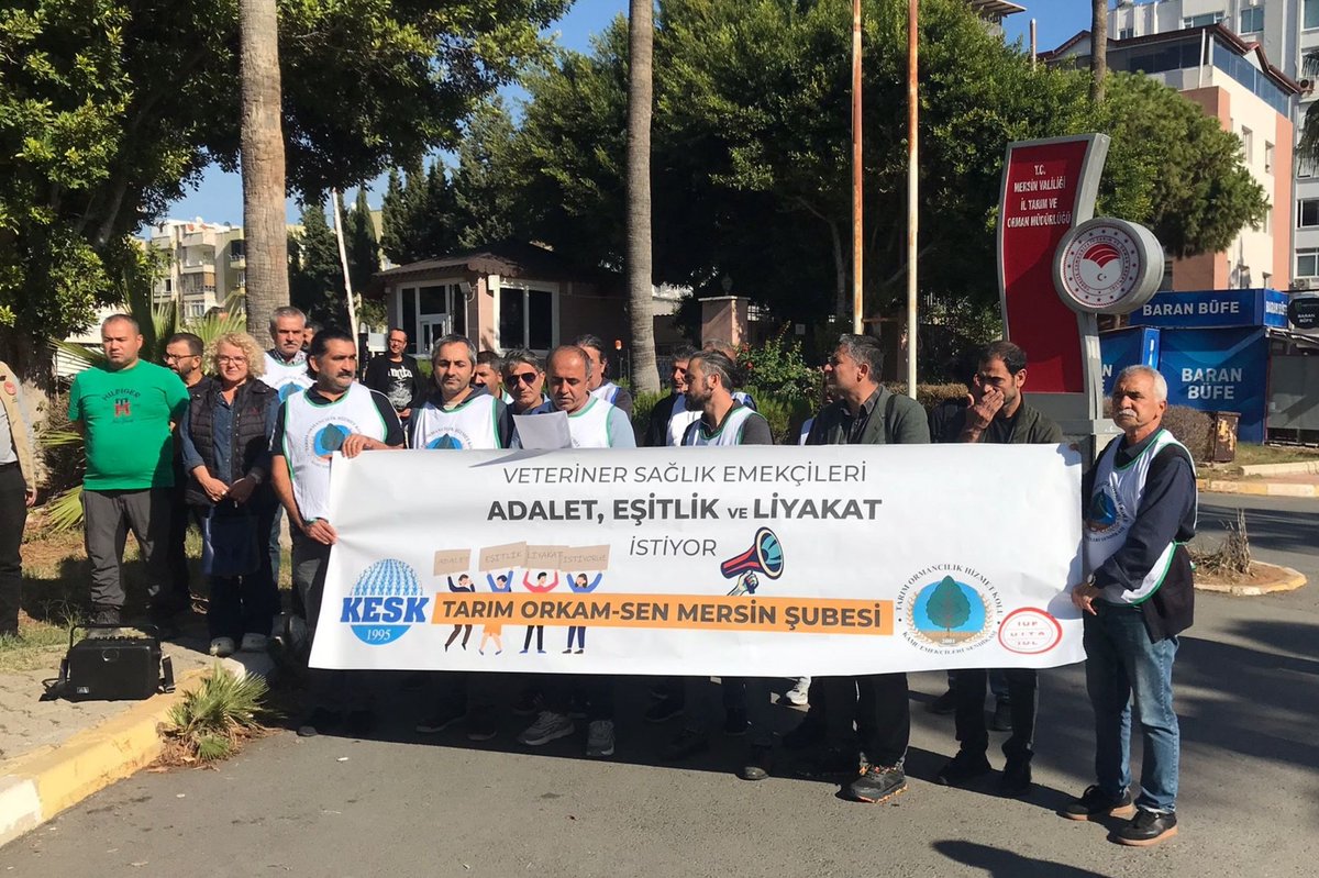 Tarım OrkamSen Mersin Şubesinin yaptığı "Veteriner Sağlık Emekçileri Adalet Eşitlik ve Liyakat İstiyor!"

Basın açıklamasına  Genel Başkanımız Mesut Balcan,  8 Nolu Şube Başkanımız Musa Özdemir, 8 Nolu Şube ŞYK Yaşar Demir  katılım sağladı.

Haklıyız! Kazanacağız!
Yaşasın KESK