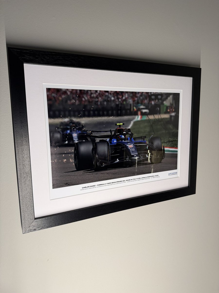jacecraftmiller's tweet image. Our Xmas gift to ourselves arrived! I am so excited to add this piece to my collection. My first F1 autograph! Of course it had to be from my favorite driver of all time @Carlossainz55. Thank you @F1AuthenticsTM and Carlos! It’s beautiful! #smoothoperator #chili #Formula1