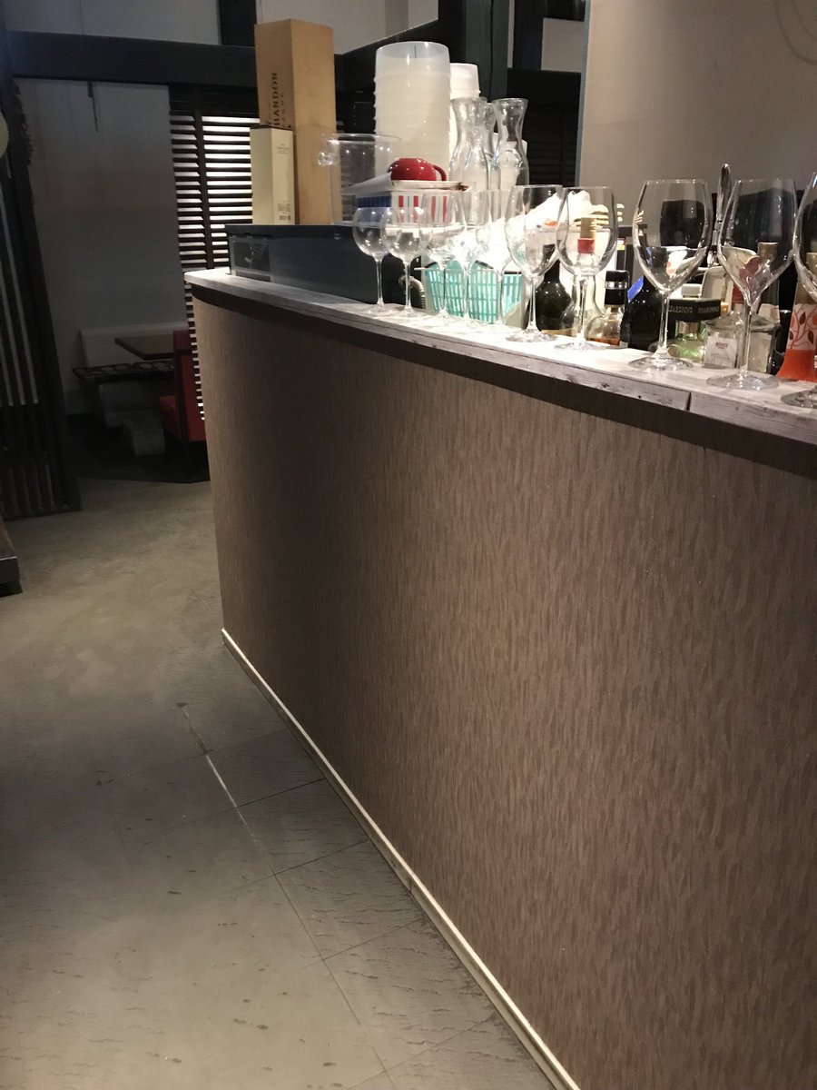 FeelingPay's tweet image. 夜間工事。
某飲食店の腰壁が倒れそうなのを補強したりクロス貼替えたり。