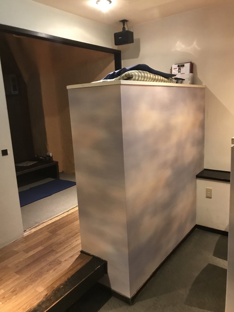 FeelingPay's tweet image. 夜間工事。
某飲食店の腰壁が倒れそうなのを補強したりクロス貼替えたり。