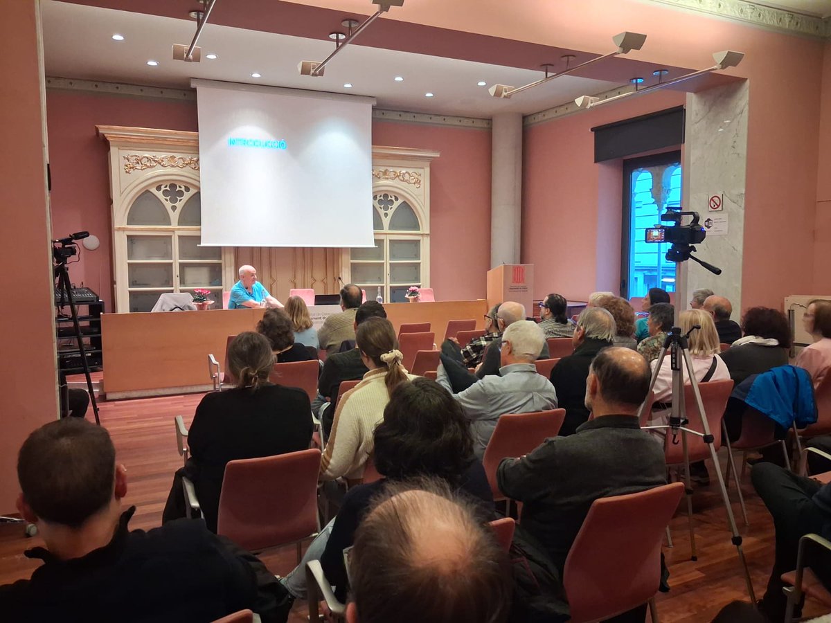 acmaresme's tweet image. 📣Comença ¡Todo atado! 
La conferència d&apos;Oriol Font on ens presenta la transició democràtica amb humor sense perdre el rigor. 😂🤣😂#XAC #Humor #Transició