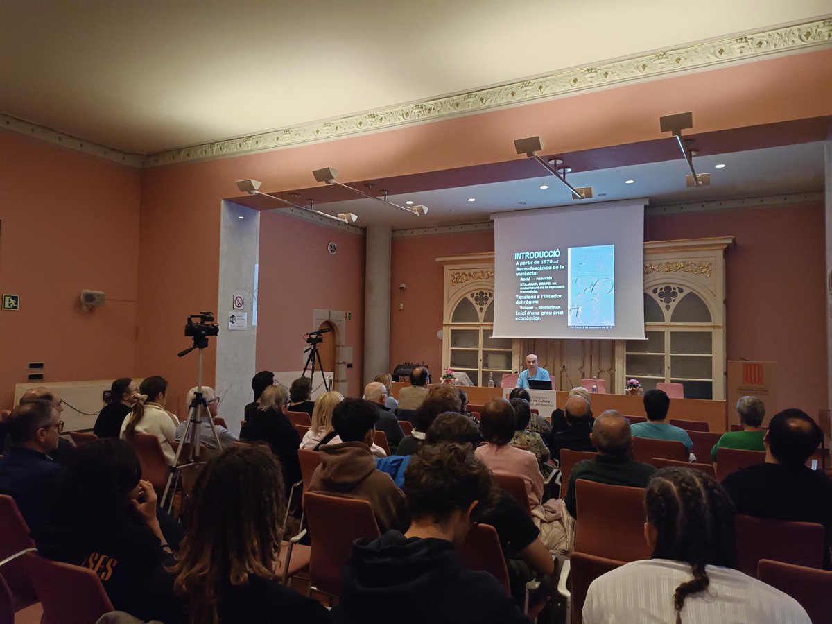 acmaresme's tweet image. 📣Comença ¡Todo atado! 
La conferència d&apos;Oriol Font on ens presenta la transició democràtica amb humor sense perdre el rigor. 😂🤣😂#XAC #Humor #Transició