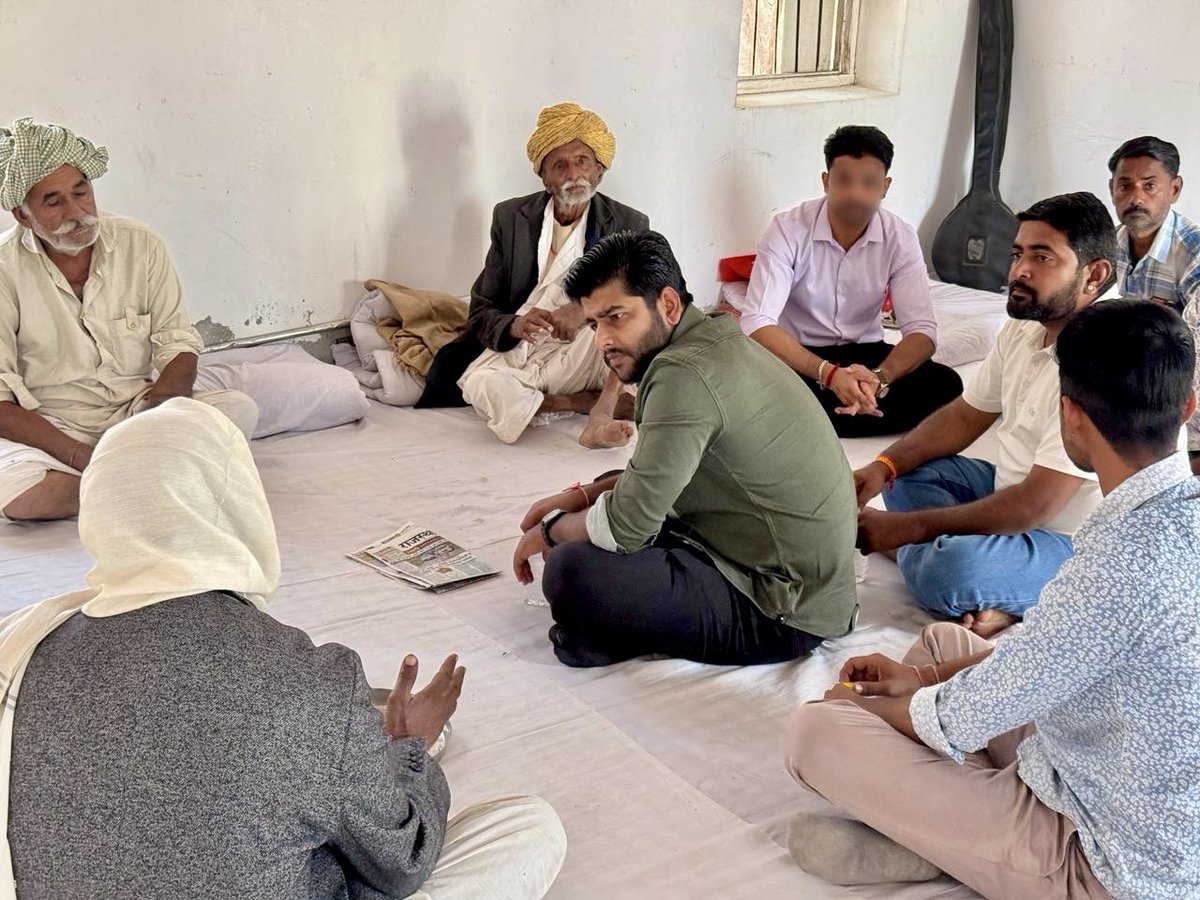 RavindraBhati__'s tweet image. आज छोटे भाई रणवीर ने विधानसभा क्षेत्र शिव के ग्राम गिराब में श्रीमती लेहर कंवर धर्मपत्नी श्री राण सिंह जी सोढ़ा(विजेराज) का गत दिवस स्वर्गवास होने पर उनके निवास स्थान पर पहुँचकर दिवंगत पुण्यात्मा को श्रद्धांजलि अर्पित की तथा शोक संतप्त परिवारजनों से मिलकर संवेदनाएं व्यक्त की।…