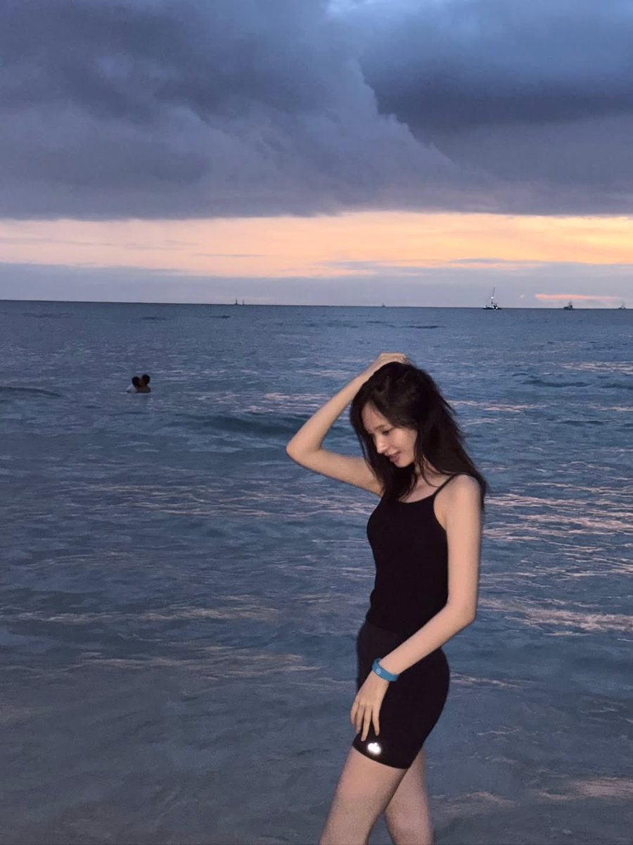 When did she go to Hawaii 

21 UNREAL YEARS WITH LIZ
#UNREAL_LIZ_BIRTHDAY
#HappyLIZday