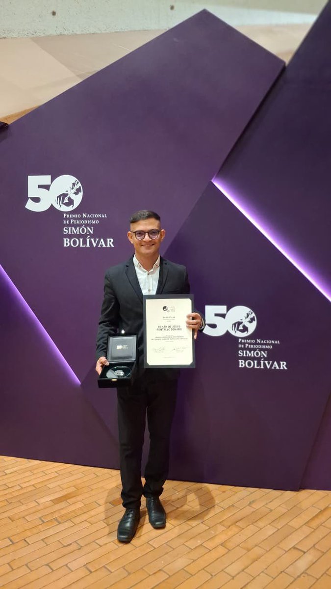 UAutonoma's tweet photo. ¡Orgullo Uniautónoma! 
Nuestro egresado @RenanFontalvo, alcanzó un nuevo hito en su carrera al obtener el Premio Nacional de Periodismo Simón Bolívar. 🤩🏅

Categoría: Reportaje – Audio
Trabajo: “Grupos armados se apoderaron del turismo en Santa Marta con amenaza” https://t.co/5TgOIZmuwv