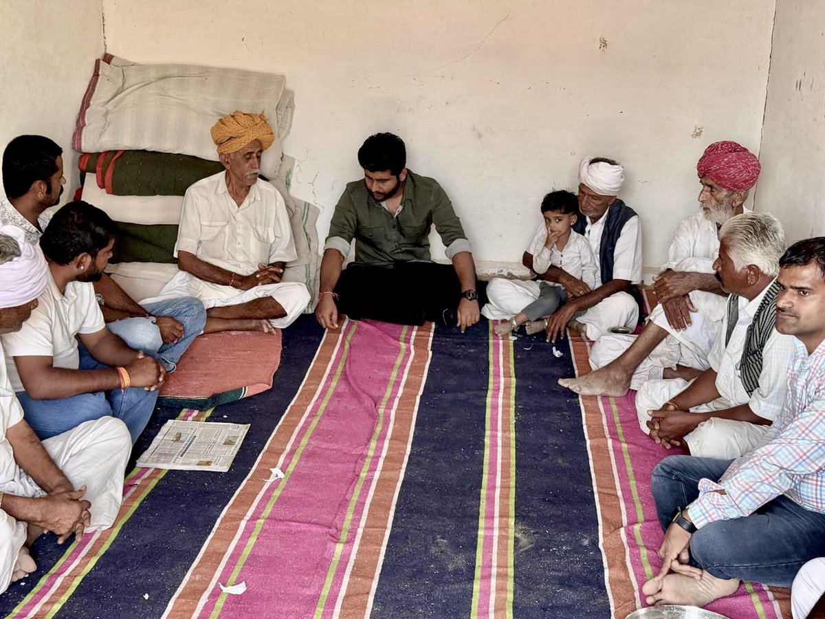 RavindraBhati__'s tweet image. आज छोटे भाई रणवीर ने विधानसभा क्षेत्र शिव के ग्राम गिराब में श्रीमती लीला देवी धर्मपत्नी श्री सांगा राम जी दर्जी का गत दिवस स्वर्गवास होने पर उनके निवास स्थान पर पहुँचकर दिवंगत पुण्यात्मा को श्रद्धांजलि अर्पित की तथा शोक संतप्त परिवारजनों से मिलकर संवेदनाएं व्यक्त की।

परमपिता…