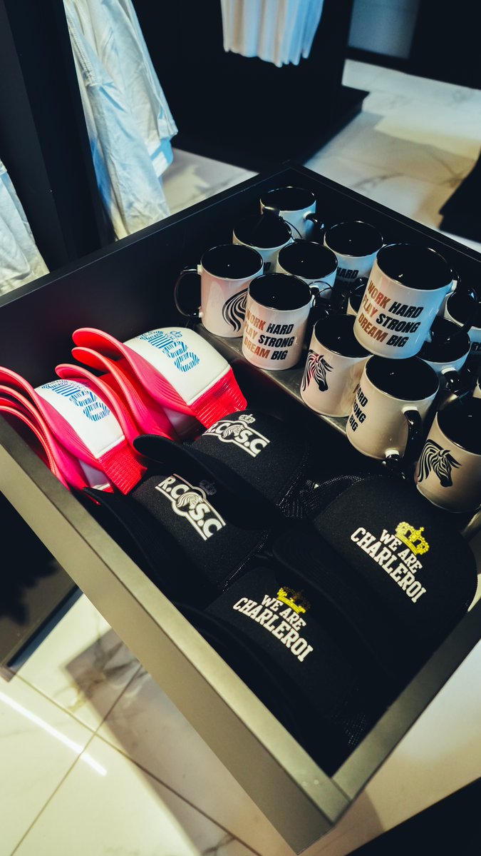 SportCharleroi's tweet image. 🆕 Découvrez la nouvelle collection 𝗦𝗽𝗼𝗿𝘁𝗶𝗻𝗴 𝗱𝗲 𝗖𝗵𝗮𝗿𝗹𝗲𝗿𝗼𝗶 𝘅 𝗧𝘀𝗵𝗶𝗿𝘁 𝗠𝗮𝗻𝗶𝗮, disponible dès maintenant à la boutique officielle et sur notre e-shop ! 🦓

🔗 urlz.fr/uXIn

#RCSC #NapoleonScore ⚫️⚪️