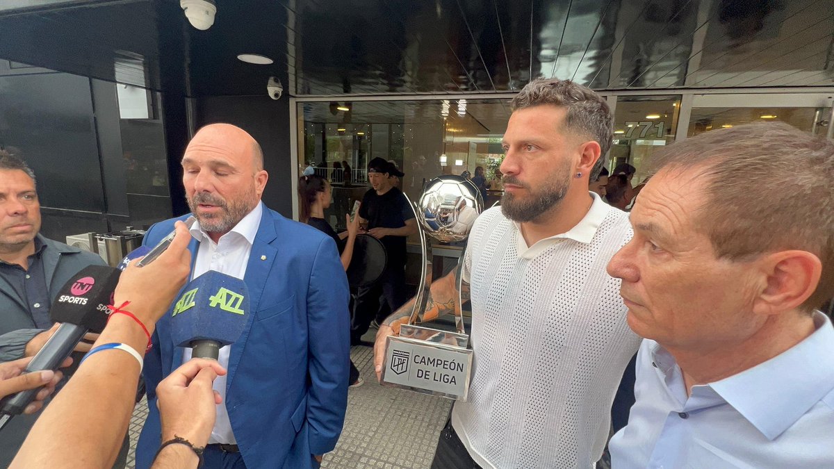 Entraron a una OFICINA en Buenos Aires escondiéndose y salieron con una COPA

El mayor papelón del fútbol argentino en mucho tiempo