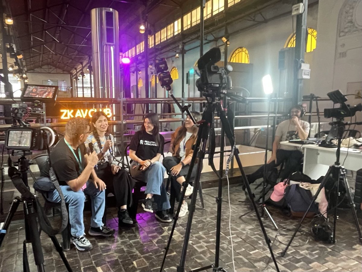 gordonesTV's tweet photo. ¡Gracias, @ReclutandoLatam !
Ha sido un gusto tenerlas en la #RecordingStation para conocer más de su proyecto.
El @ZkAv_Club sigue activo en el @EFDevcon dándole voz a personas que hacen cosas geniales en el ecosistema. https://t.co/2eFJ5issiy