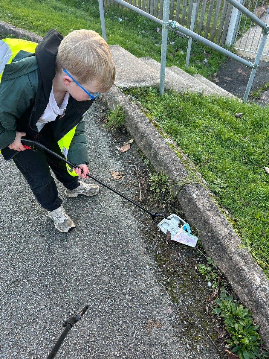 CefnCouncil's tweet image. Amazing debut from 7-year-old Noah, our youngest #StayOnSide Cefn Litter Picker! 

🌟 He and his Nan filled a bag on their first outing and even inspired friends to join in 👏🌍

Funded by @TNLComFundWales.