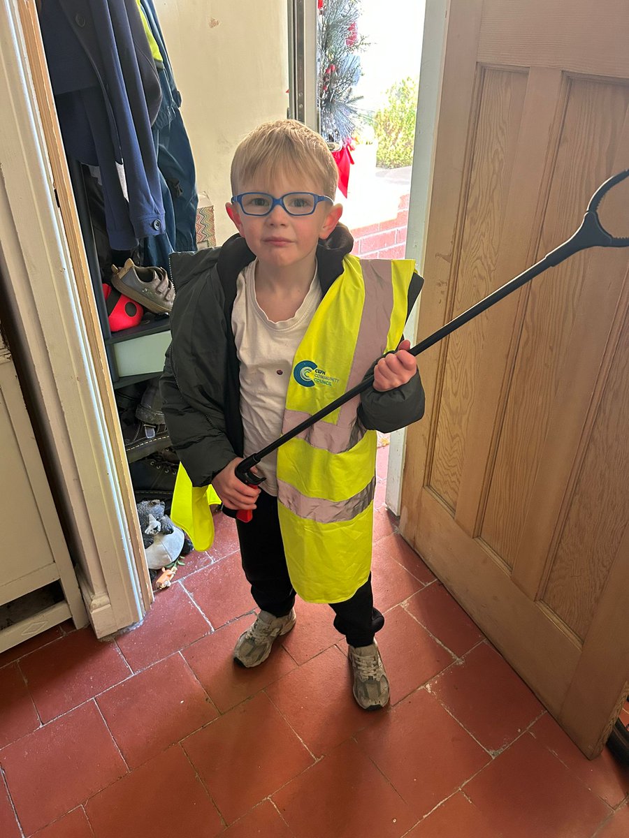CefnCouncil's tweet image. Amazing debut from 7-year-old Noah, our youngest #StayOnSide Cefn Litter Picker! 

🌟 He and his Nan filled a bag on their first outing and even inspired friends to join in 👏🌍

Funded by @TNLComFundWales.