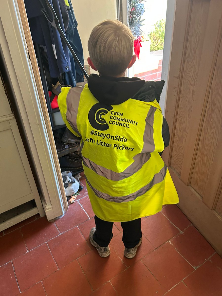 CefnCouncil's tweet image. Amazing debut from 7-year-old Noah, our youngest #StayOnSide Cefn Litter Picker! 

🌟 He and his Nan filled a bag on their first outing and even inspired friends to join in 👏🌍

Funded by @TNLComFundWales.