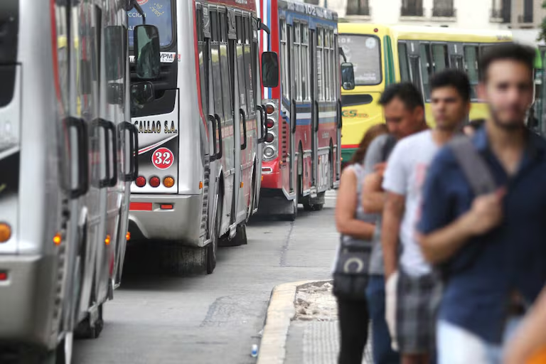 Página 12
Salarios en riesgo y alerta por posible paro
Aguinaldo en cuotas: las empresas de transporte admiten que no pueden pagar y crece la tensión con la UTA