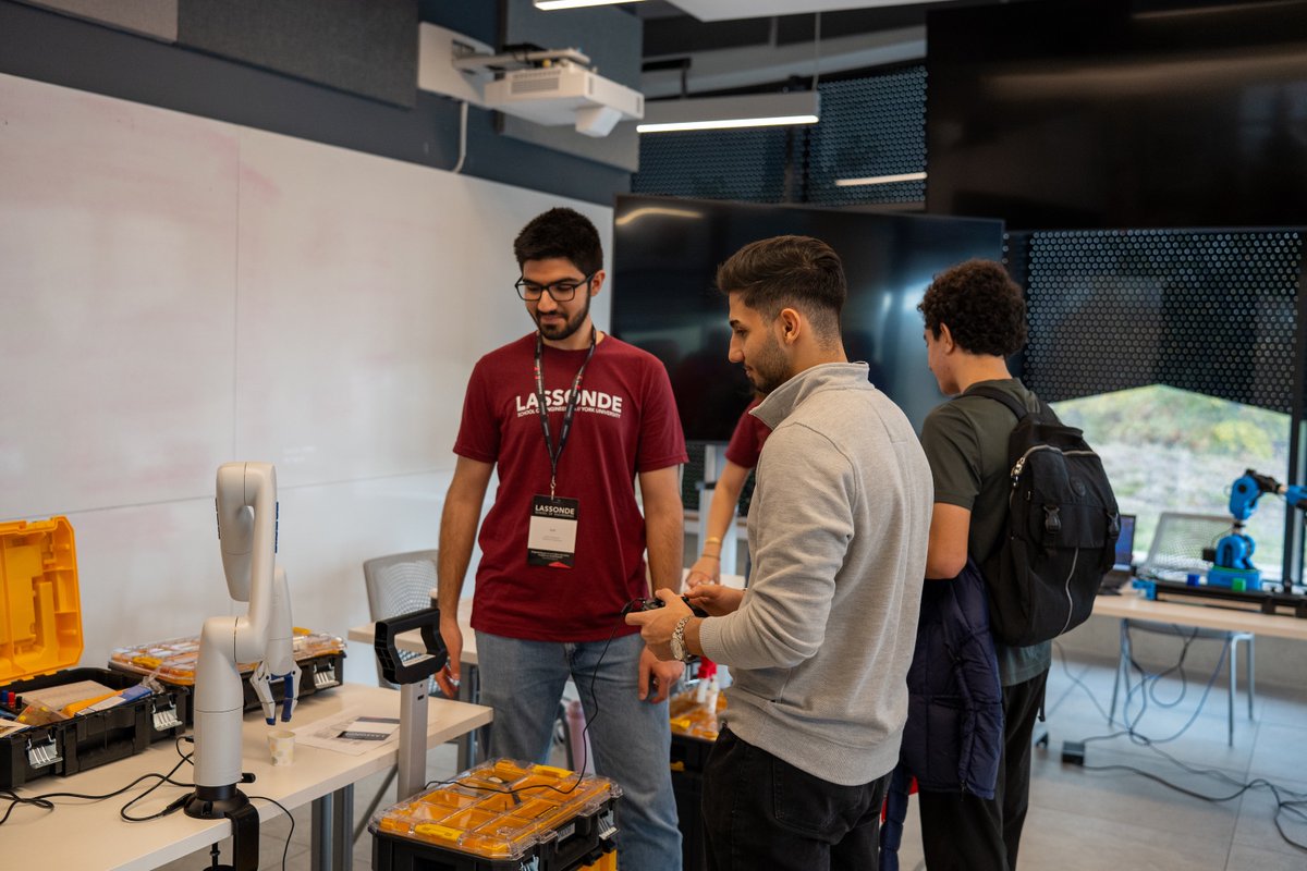 LassondeSchool's tweet image. Mechatronics Engineering offers a practical, hands-on approach to modern technology. Beyond labs and lectures, students apply learning to real projects and build technical and problem-solving skills for emerging fields. — Aref Nasiri, Mechatronics Engineering student

#DiscoverYU