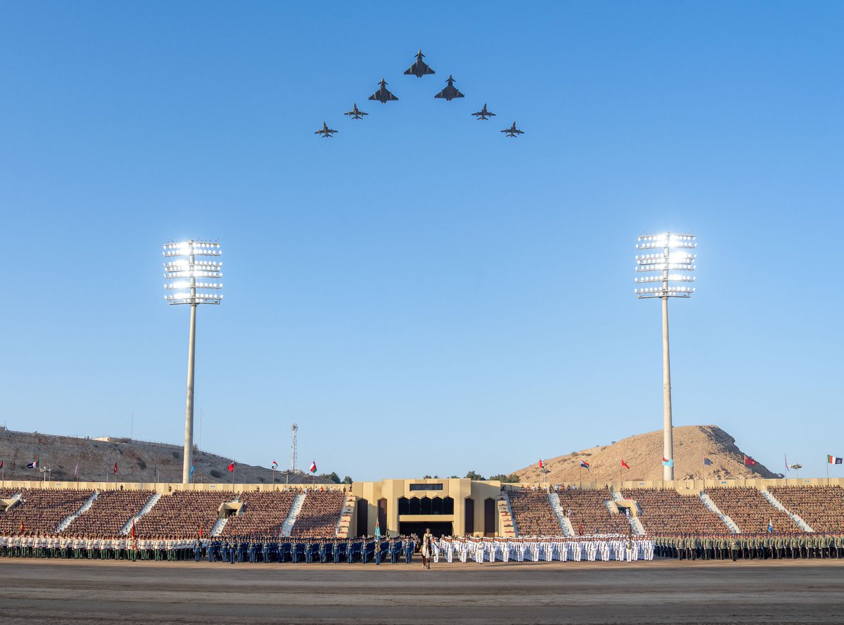 Mustafa_549's tweet image. أكثرُ ما لفتني في العرض العسكري هو الختام تلك الدقّة الكبيرة في إنهاء الطابور ومرور الطائرات الحربية فوق الميدان مباشرة. كيف استطاعوا ضبط ذلك بهذا المستوى من الإتقان بين طائرات في السماء وقوة في الأرض وبالثواني التجانس بينهم وقائد الطابور على خيل؟ دقّةٌ متناهية، وخمسةُ أسلحةٍ…