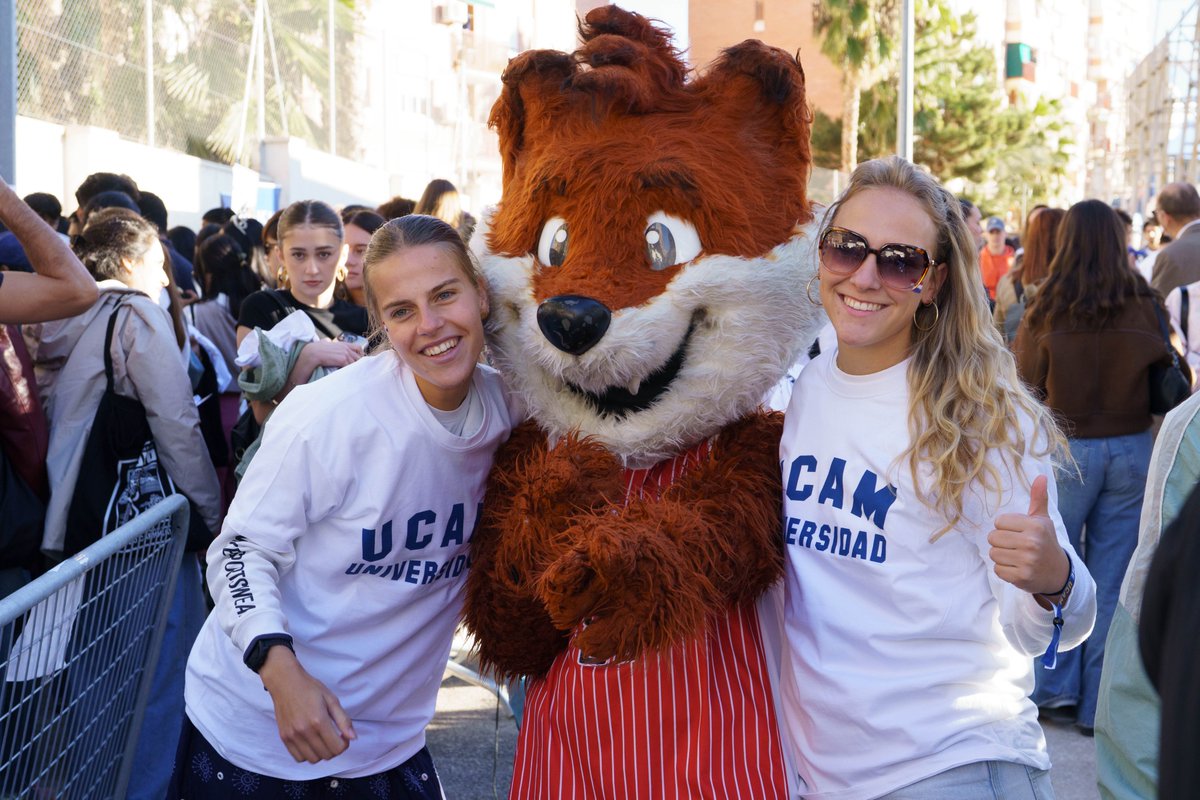 UCAM's tweet photo. 👋🏽 #HolaUCAM #HelloUCAM
📸 La Bienvenida Universitaria de la UCAM es otra historia... https://t.co/QO7NAUc5yb