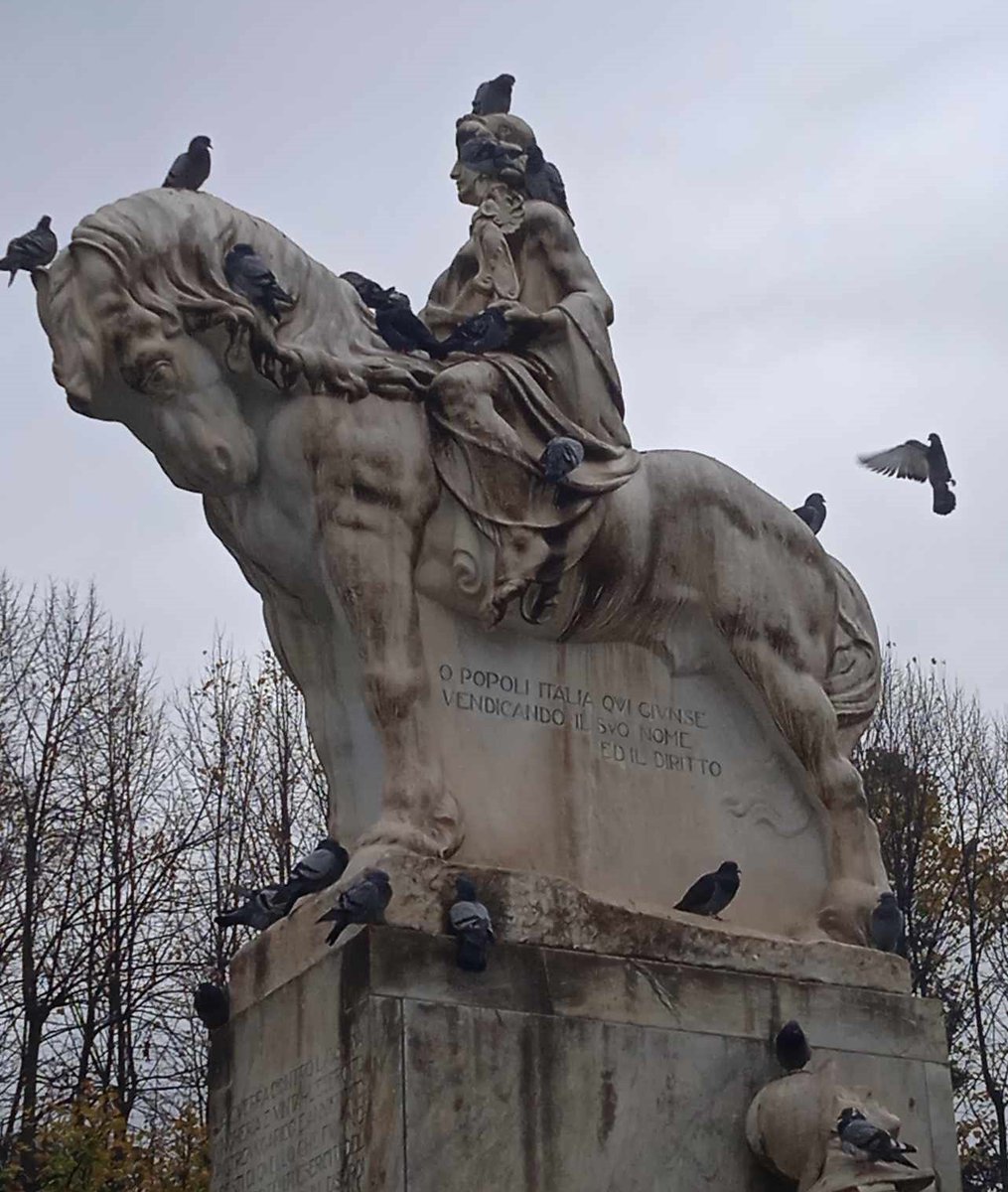 Pasquiniqui's tweet image. Ricordo che alcuni vecchi artigiani del marmo non amavano questo monumento: &quot;Sproporzionato&quot; dicevano. I piccioni di #Pietrasanta, però, a loro modo, gli fanno la festa. (Che siano artigiani reincarnati?)