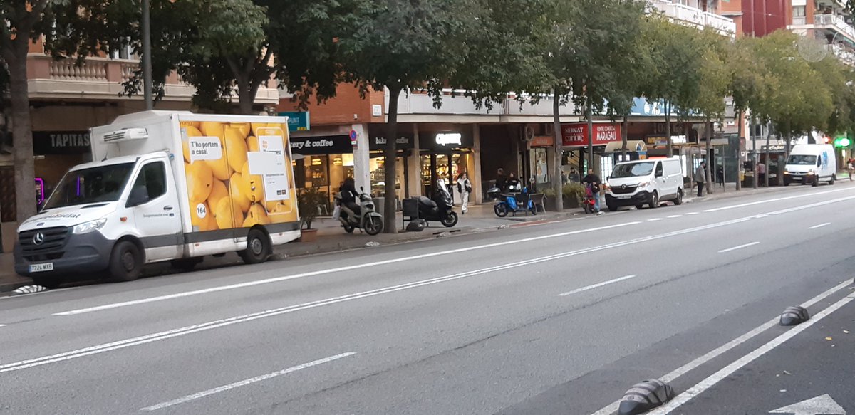 Carril bici Passeig de Maragall sentit muntanya: Avui per la tarda he observat fins a 5 vehicles estacionats al CB perjudicant la circulació de ciclistes i usuàries VMP.

No és habitual observar tants vehicles, però sí és molt habitual trobar invasions del CB. 
<a href="/BCN_Mobilitat/">Barcelona Mobilitat</a>