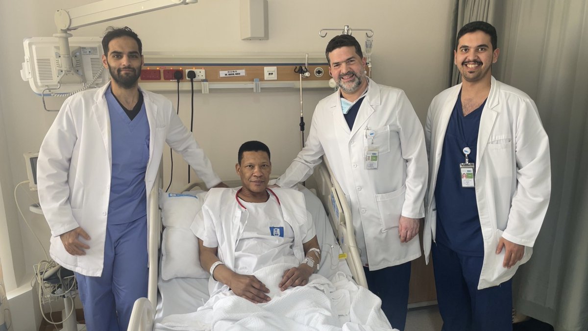 بدايةً أحمد الله تعالى على فضله وكرمه، وما منّ به عليّ من نجاح عملية وتر العرقوب التي أجريتها يوم الاثنين في مستشفى الملك خالد الجامعي.

أتقدّم بخالص الشكر والتقدير للمدير التنفيذي البروفيسور أحمد صلاح هرسي، ولكل الإداريين في المستشفى، على جهودهم وحرصهم واهتمامهم بخدمة المرضى