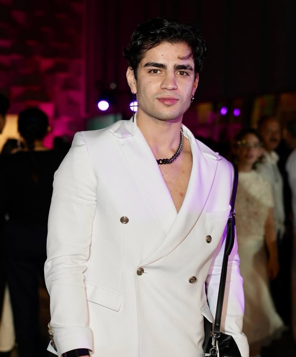 mercurygloow's tweet image. LO GUAPO QUE ERES AARON MERCURY 😮‍💨🤍

 #LaCasaDeAaron
#AaronMercury