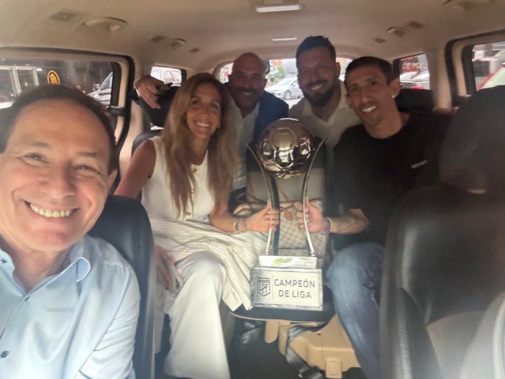 🏆🇦🇷 La comitiva de Rosario Central saliendo de las oficinas de AFA con el TROFEO DE CAMPEÓN DE LIGA.