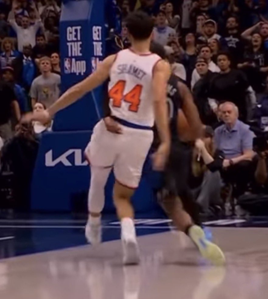 Ain’t no way people are saying THIS is not a foul 😂😂😂