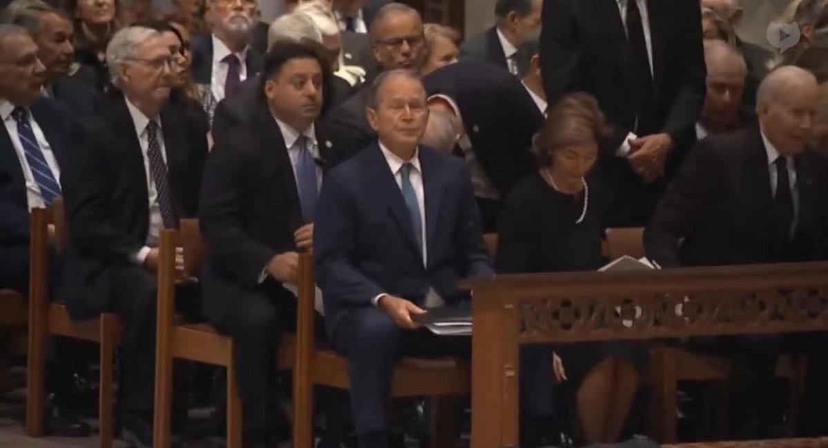 rudolfhenryk5's tweet image. 🚨 JUST IN: President Trump and Vice President JD Vance were not invited to Dick Cheney’s funeral.
Inside the room were Joe Biden, Kamala Harris, George Bush, and Mitch McConnell — a full lineup of the old D.C. establishment, minus the two people currently in office.
And…