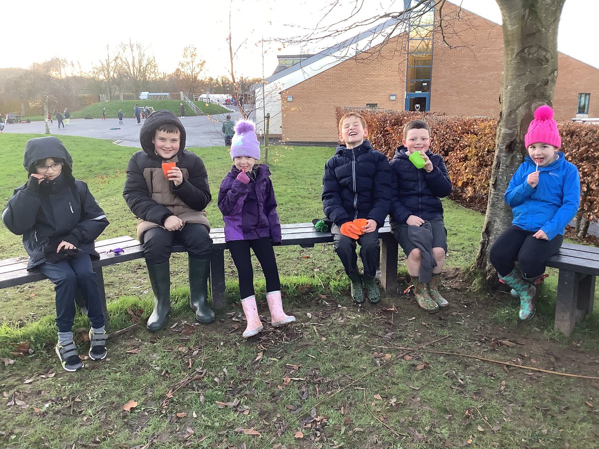 For our final Forest School session, we had a great time painting outdoors surrounded by nature. Afterwards, we warmed up with delicious hot chocolate.