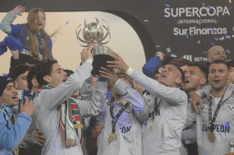Ramagcia's tweet photo. Vélez es el último campeón serio del fútbol argentino. Torneo todos contra todos de 27 fechas.

Los títulos se ganan en la cancha. https://t.co/lCeq94x3TA