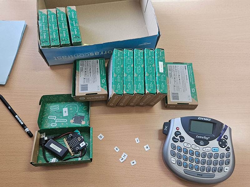 pablosanchezpvd's tweet image. Recibidos 5 nuevos kits de robótica (micro:bit + Maqueen). Ya son 17 en total. Tocaba etiquetar todo: robots, tarjetas, cables... Trazabilidad, cuidado del material y responsabilidad del alumnado.
Porque #SerDocenteNoEsSoloDarClase

portal.edu.gva.es/blogs/s1/pablo…