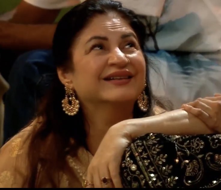 alinak98__'s tweet image. ever since ayaan left, i’ve noticed a change in kunnu’s behaviour towards hana &amp;amp; it’s actually really sweet… i think she kind of understands that hana has had a rough childhood &amp;amp; after her conversation with ayaan, she gets her a little more now. i appreciate that she’s being…