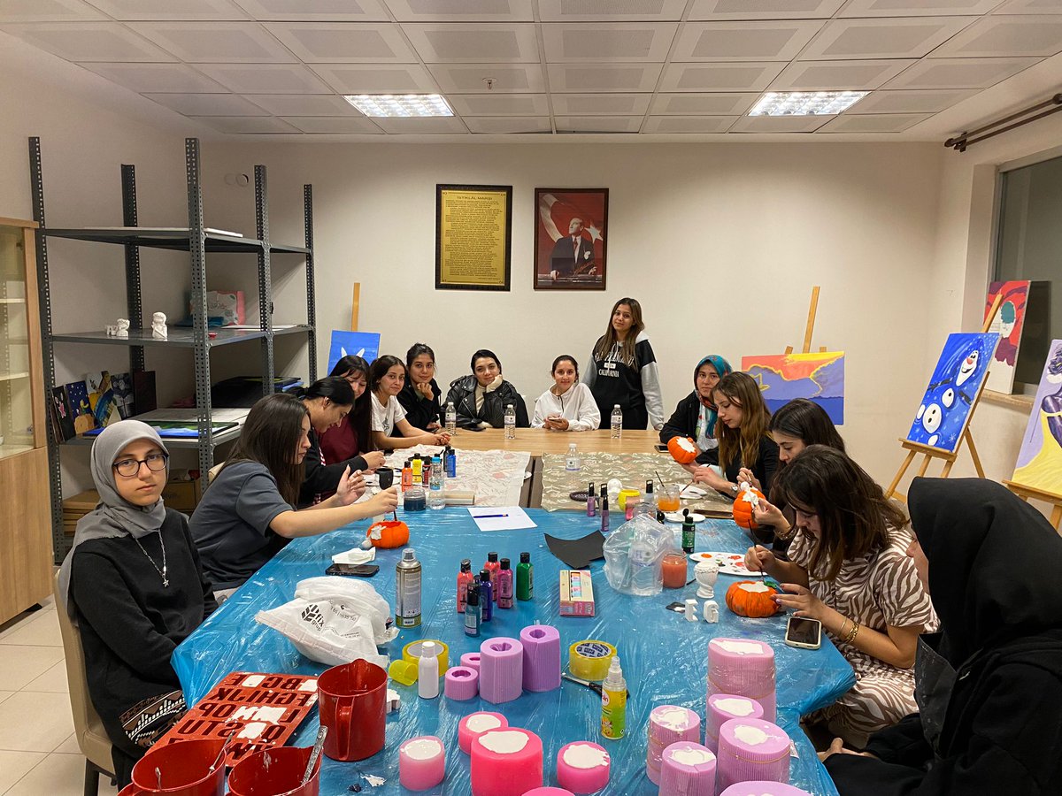 📍 Şems-i Tebrizi Yurdu

​Naile Tunç'un eğitmenliğinde, yurt öğrencilerimizin yoğun ilgisiyle gerçekleşen kokulu taş kursumuz devam ediyor.
​Öğrencilerimiz hem el becerilerini geliştiriyor hem de hoşça vakit geçiriyor.  💎😊
​<a href="/OA_BAK/">Dr. Osman Aşkın Bak</a> <a href="/gencliksporbak/">Gençlik ve Spor Bakanlığı 🇹🇷</a> <a href="/GSB_KYGM/">Kredi ve Yurtlar Genel Müdürlüğü</a>