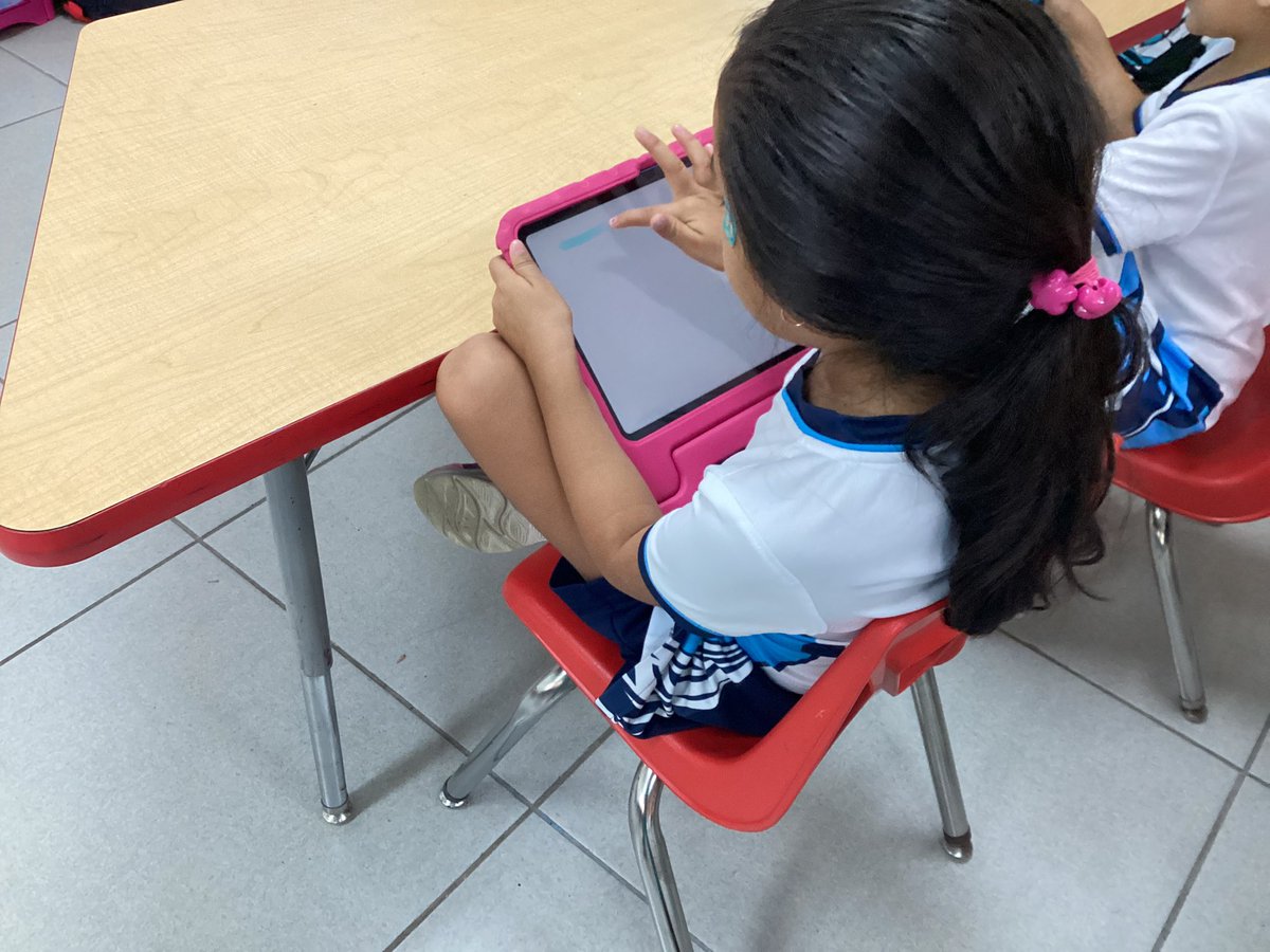 Los chicos de K3A📚📚, se divirtieron, pusieron  a volar su imaginación y compartieron con sus compañeros su creaciones 🫀🧠… en donde diseñaron un personaje con las características que ellos creían tenían de bebés👶 Con la ayuda de las app de Apple #aprendenjugando.