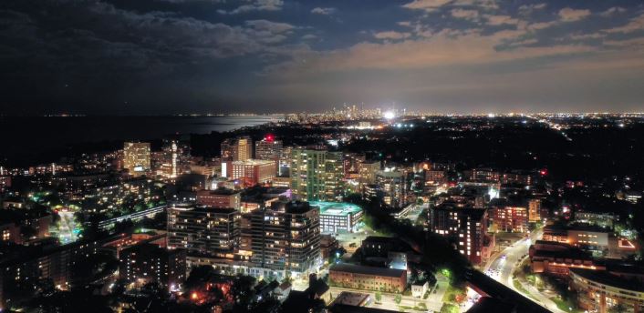 🚨 Evanston Police Safety Reminder 🚨

Shorter days mean it’s harder to be seen. Stay safe with these tips:

👕 Wear bright or reflective clothing

🔦 Carry a flashlight to help drivers see you

🚶‍♀️ Use crosswalks and make eye contact with drivers

📵 Stay alert and avoid using