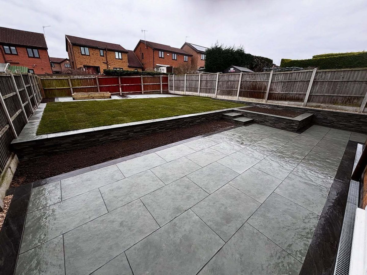 PSD_UK_LTD's tweet image. A stunning garden transformation by W F Construction crafted with our Kota Blue Limestone 900x600 and Kandla Grey Wall Cladding.
The outcome is a patio with effortless natural appeal and a head-turning finish 😍🔥 

#pavingstonesdirect #cladding #wallcladding #composite