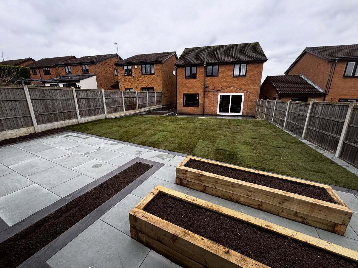 PSD_UK_LTD's tweet image. A stunning garden transformation by W F Construction crafted with our Kota Blue Limestone 900x600 and Kandla Grey Wall Cladding.
The outcome is a patio with effortless natural appeal and a head-turning finish 😍🔥 

#pavingstonesdirect #cladding #wallcladding #composite