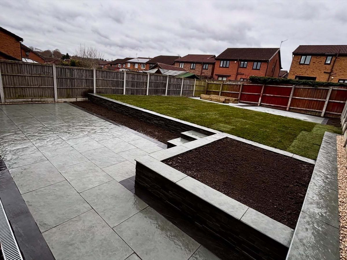 PSD_UK_LTD's tweet image. A stunning garden transformation by W F Construction crafted with our Kota Blue Limestone 900x600 and Kandla Grey Wall Cladding.
The outcome is a patio with effortless natural appeal and a head-turning finish 😍🔥 

#pavingstonesdirect #cladding #wallcladding #composite